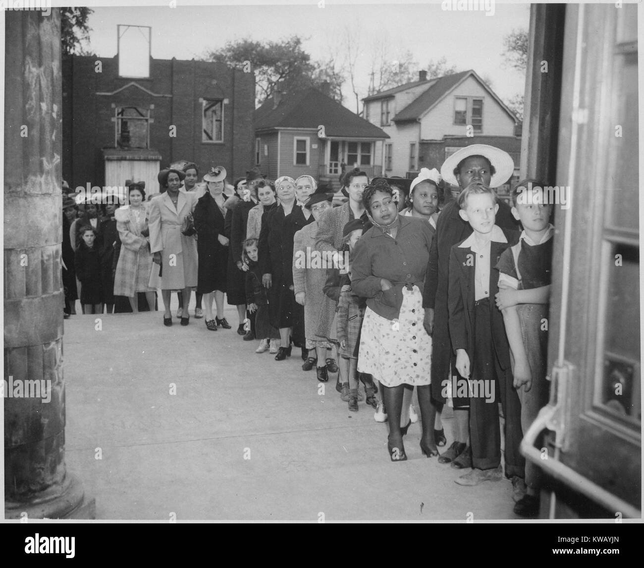 Menschen stehen in der Linie für Zucker Rationierung während des Zweiten Weltkrieges, 1942. Stockfoto