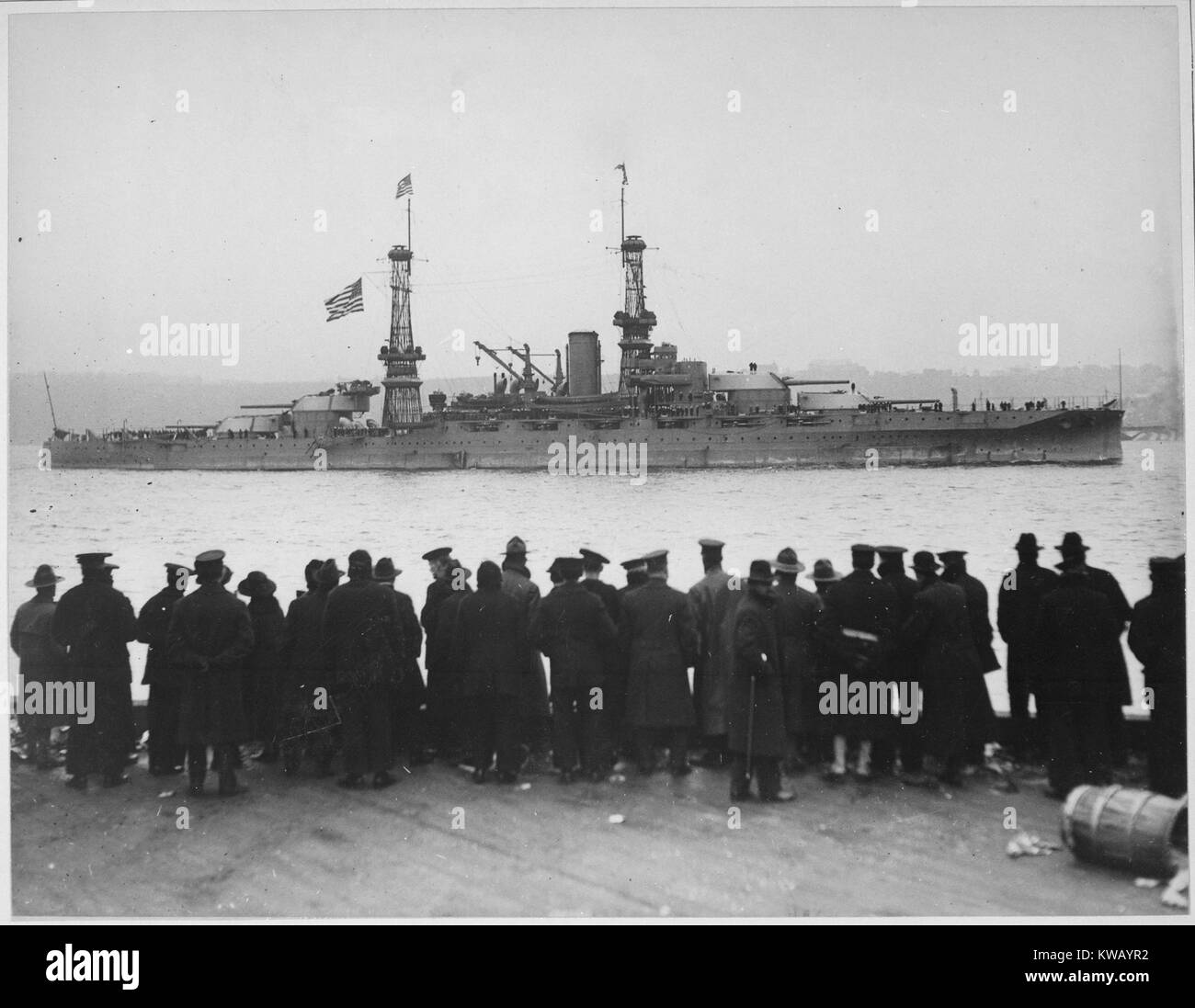 Die US Naval leader Arizona Kreuzfahrten an der 96th Street Pier, wo eine Gruppe von Männern in Hüte und dunkle schwarze Mäntel, die it stehen, New York, New York, 1918. Mit freundlicher Genehmigung der nationalen Archive. Stockfoto