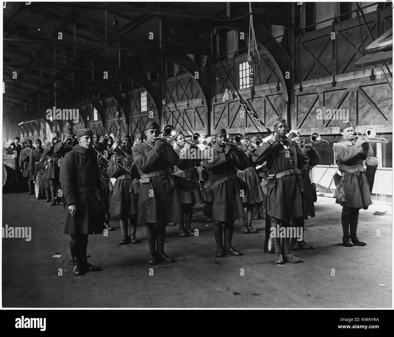 Band der tapfere und heldenhafte Afrikanische amerikanische Soldaten des 814Th Infanterie der Rückkehr aus Frankreich an Bord der Transport Keltische, mit Leutnant Maxom und Truppen stehen in Uniform und in Reihen, einige Soldaten Hörner und Trompeten, United States, 1917. Mit freundlicher Genehmigung der nationalen Archive. Stockfoto