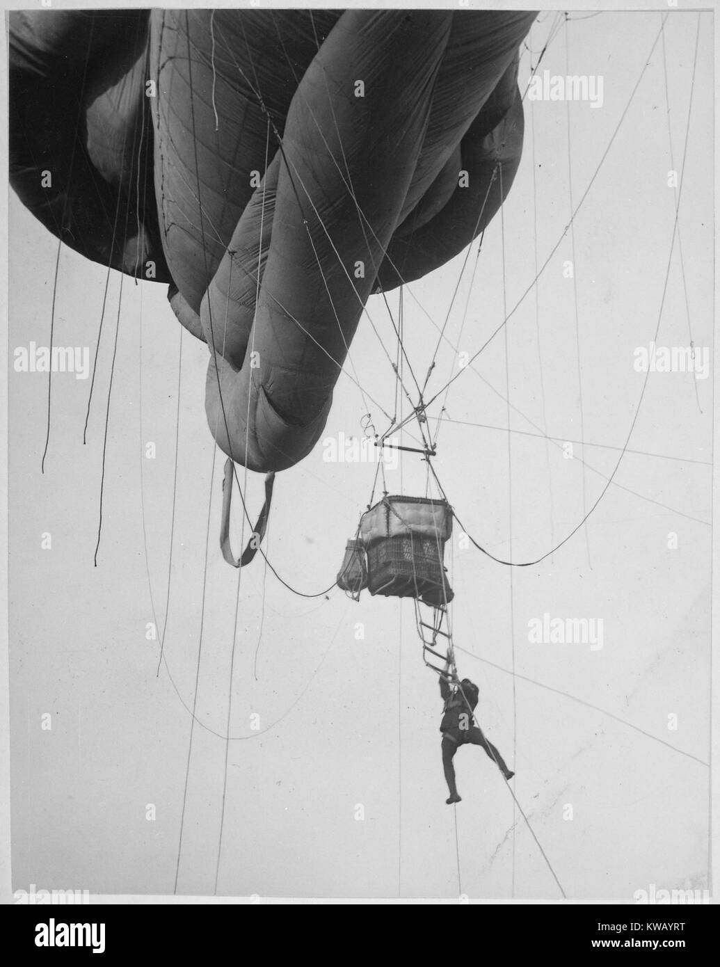 Ein US-Antenne Beobachter in absteigender Reihenfolge von einem "Blimp" Ballon nach einem Scouting Tour an der Atlantikküste, baumelt neben Drähten hängend von der enormen bauchige Struktur im Himmel schweben, 1918. Mit freundlicher Genehmigung der nationalen Archive. Stockfoto