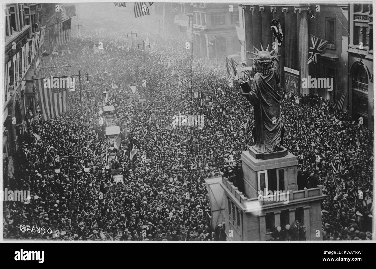 Tausende Bürger sammeln und März die Ankündigung des Ersten Weltkriegs Waffenstillstand am 11. November 1918 zu feiern, überschwemmt die Straßen rund um die Nachbildung der Freiheitsstatue in Philadelphia, Pennsylvania, 1918. Mit freundlicher Genehmigung der nationalen Archive. Stockfoto