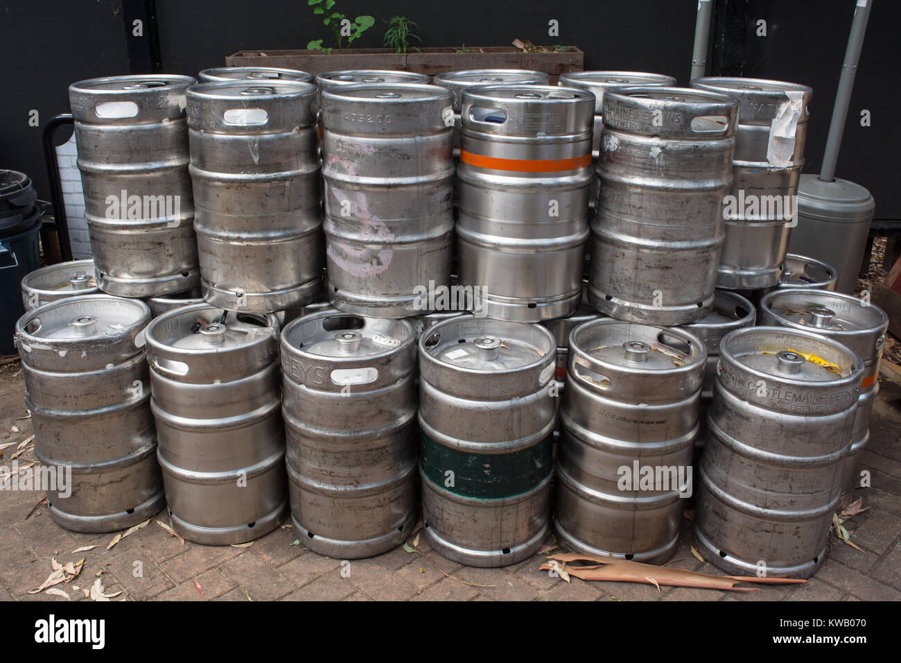 Ein Stapel von Bierfässern hinter einem Pub Stockfoto