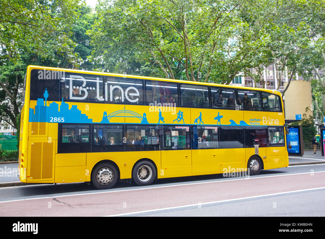 Double Decker gelb B line Sydney Bus, der den nördlichen Stränden von Wynyard Bushaltestelle in die Innenstadt von Sydney, New South Wales, Australien Stockfoto