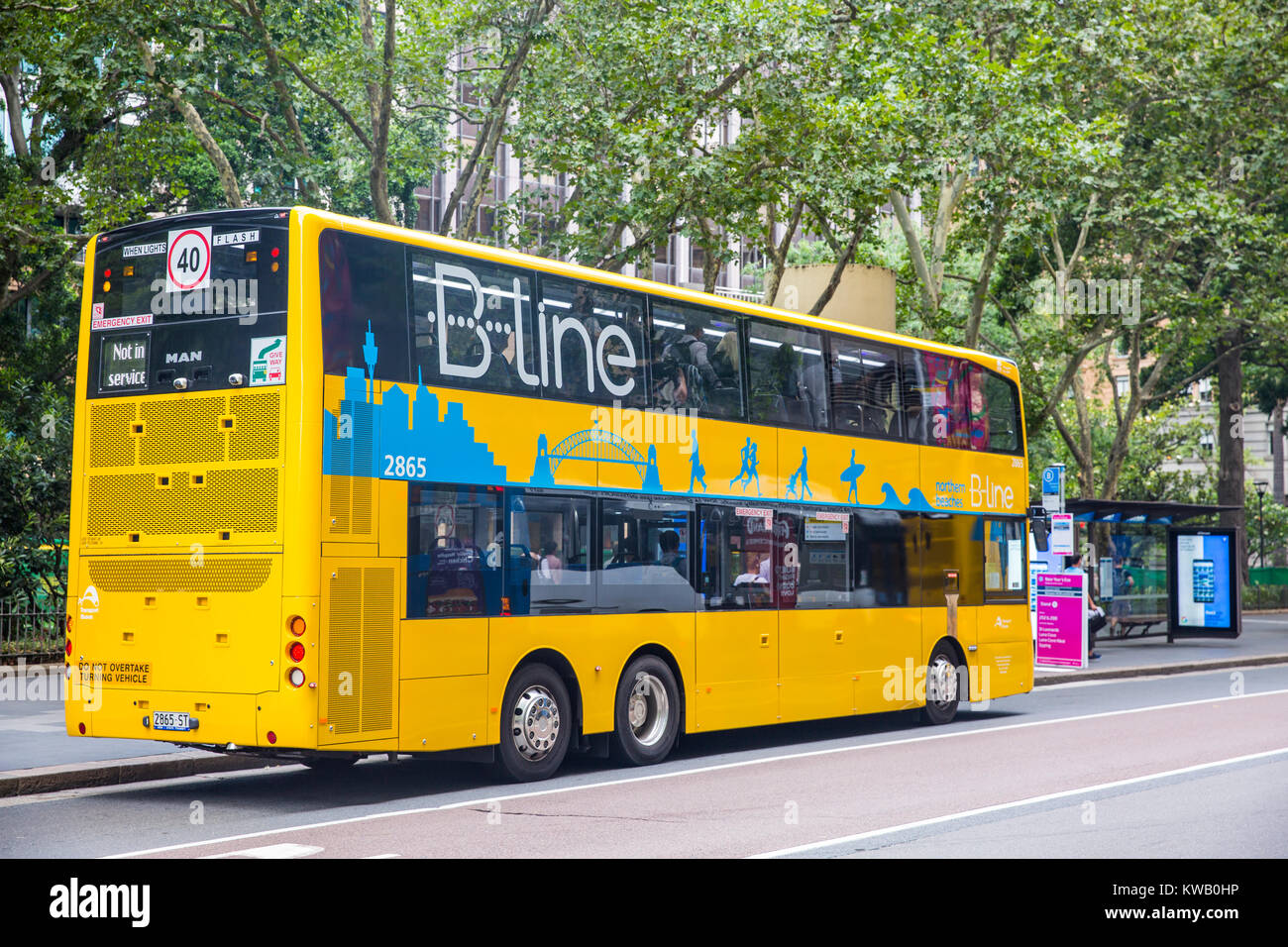 Double Decker gelb B line Sydney Bus, der den nördlichen Stränden von Wynyard Bushaltestelle in die Innenstadt von Sydney, New South Wales, Australien Stockfoto