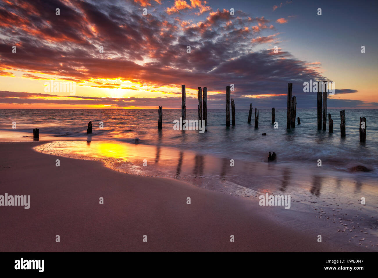 Einen warmen Sonnenuntergang am berühmten Port Willunga jetty Ruinen Stockfoto