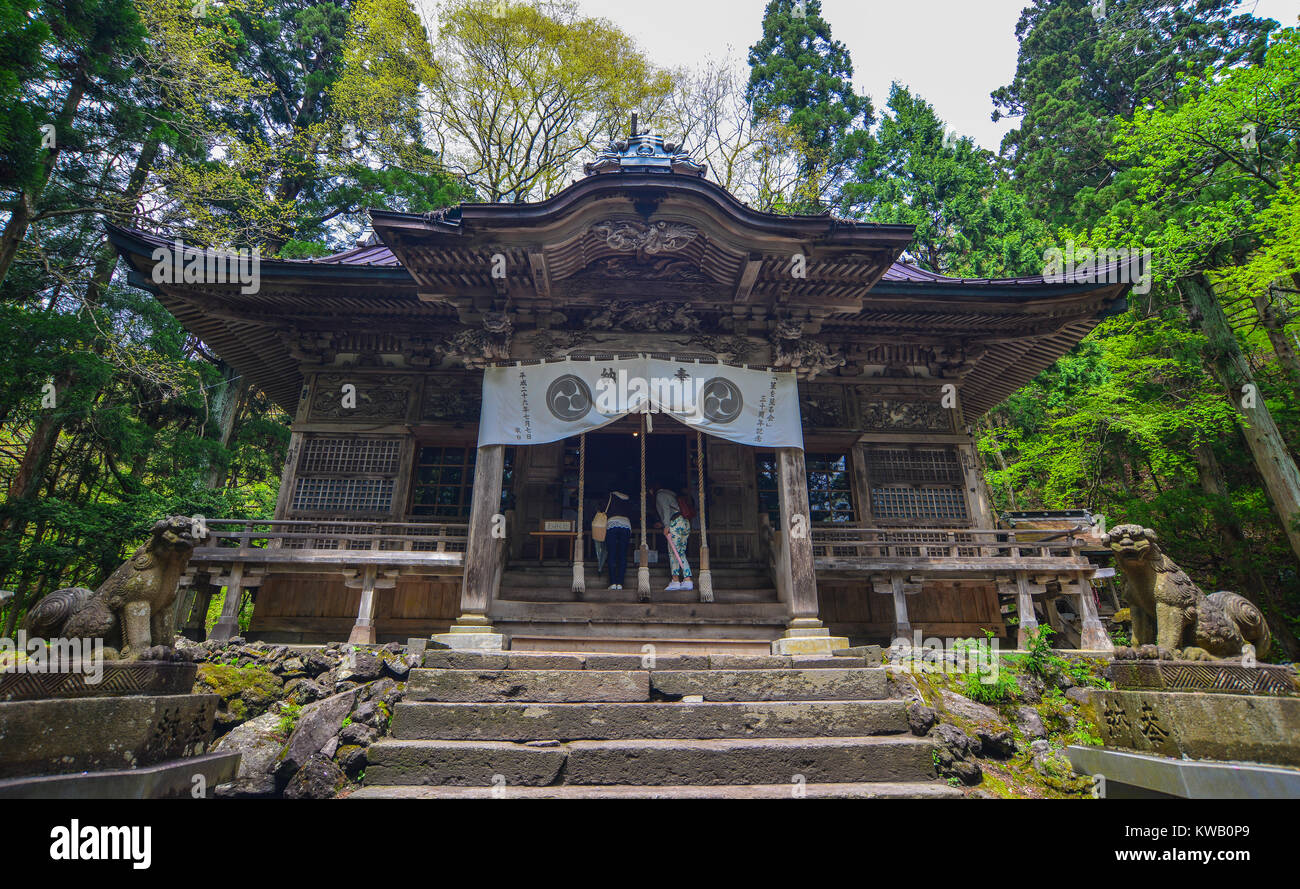 Aomori, Japan - 16. Mai 2017. Fassade des Towada Shrine am grünen Wald in Aomori, Japan. Towada-jinja Schrein ist sagte in der 9 Cent gebaut worden zu sein Stockfoto