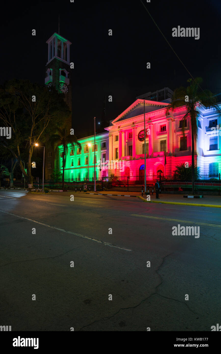 Die Nairobi City Hall außen am Tag der neuen Jahre, die sich in Farbe leuchtet das neue Jahr, Nairobi, Kenia zu feiern. Stockfoto