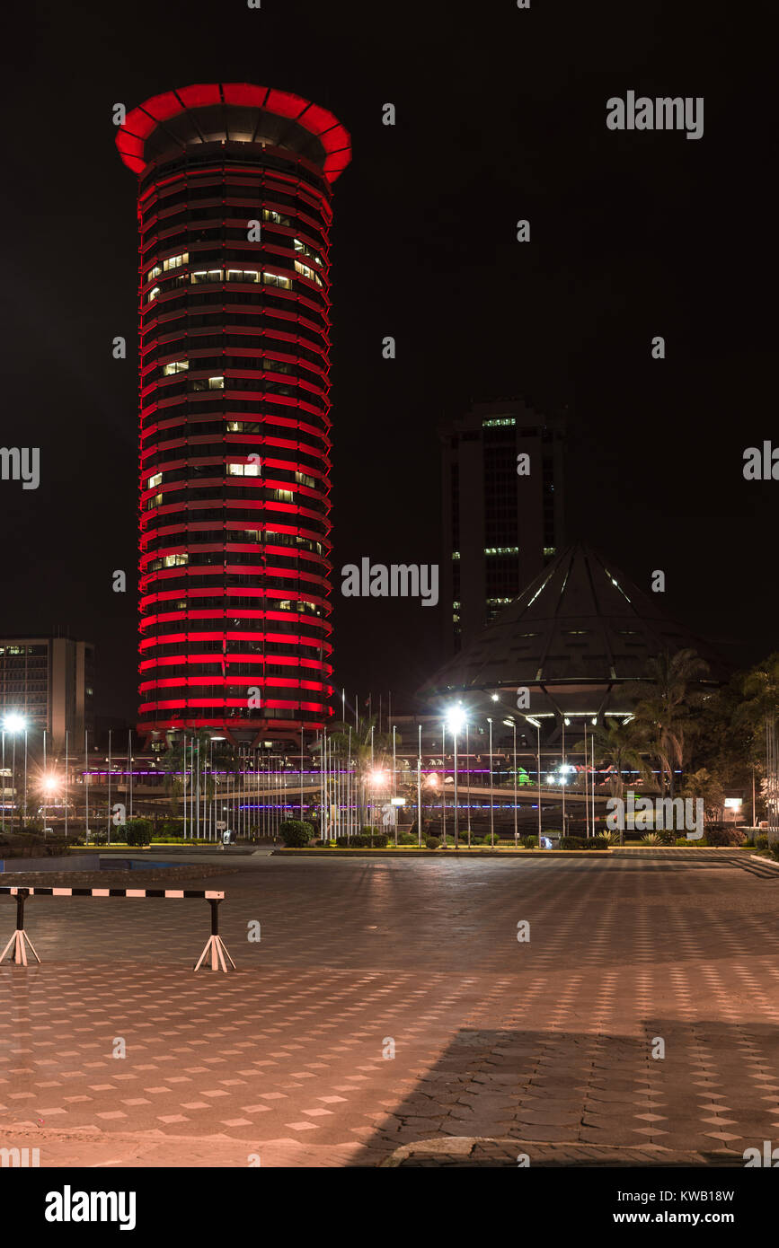 Die Kenyatta International Conference Center KICC außen am Tag der neuen Jahre, die sich in Farbe leuchtet das neue Jahr zu feiern, Nairobi Stockfoto