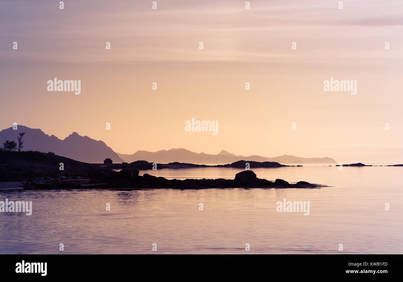 Mitternachtssonne im Lofoten Inseln Stockfoto
