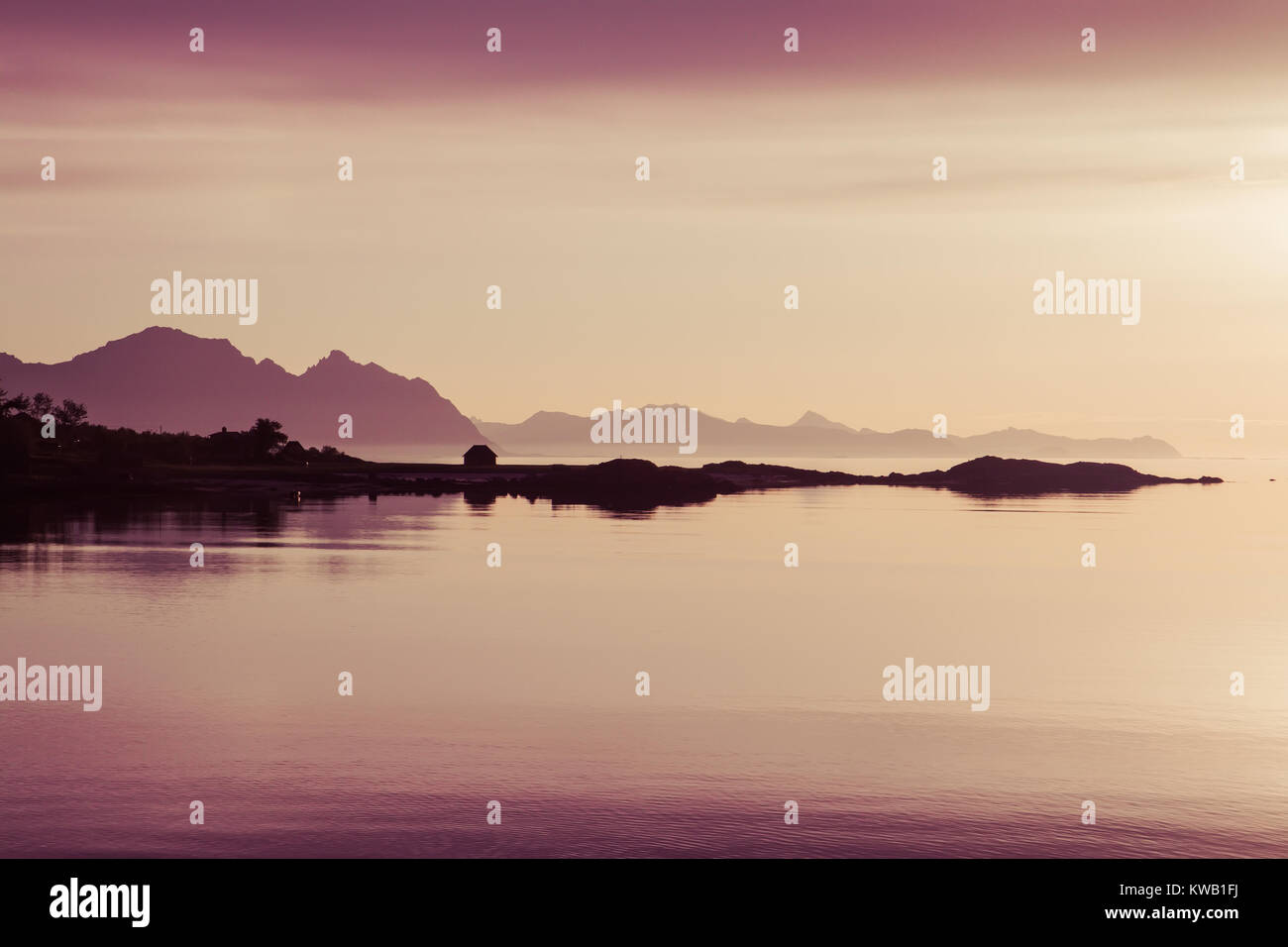 Mitternachtssonne im Lofoten Inseln Stockfoto