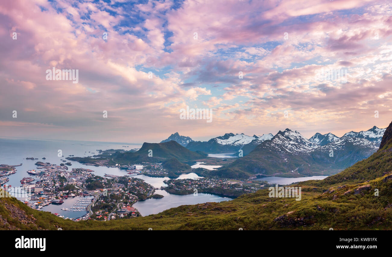 Sonnenuntergang Antenne Panoramablick auf Svolvaer Lofoten Stockfoto