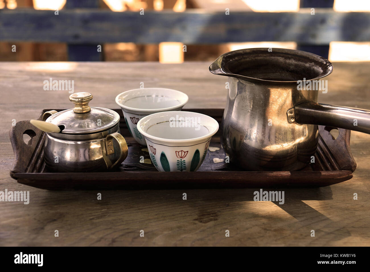 Ein Fach mit zwei Libanesischen traditionelle leere Kaffeetassen mit türkischen Kaffee Wasserkocher. Stockfoto