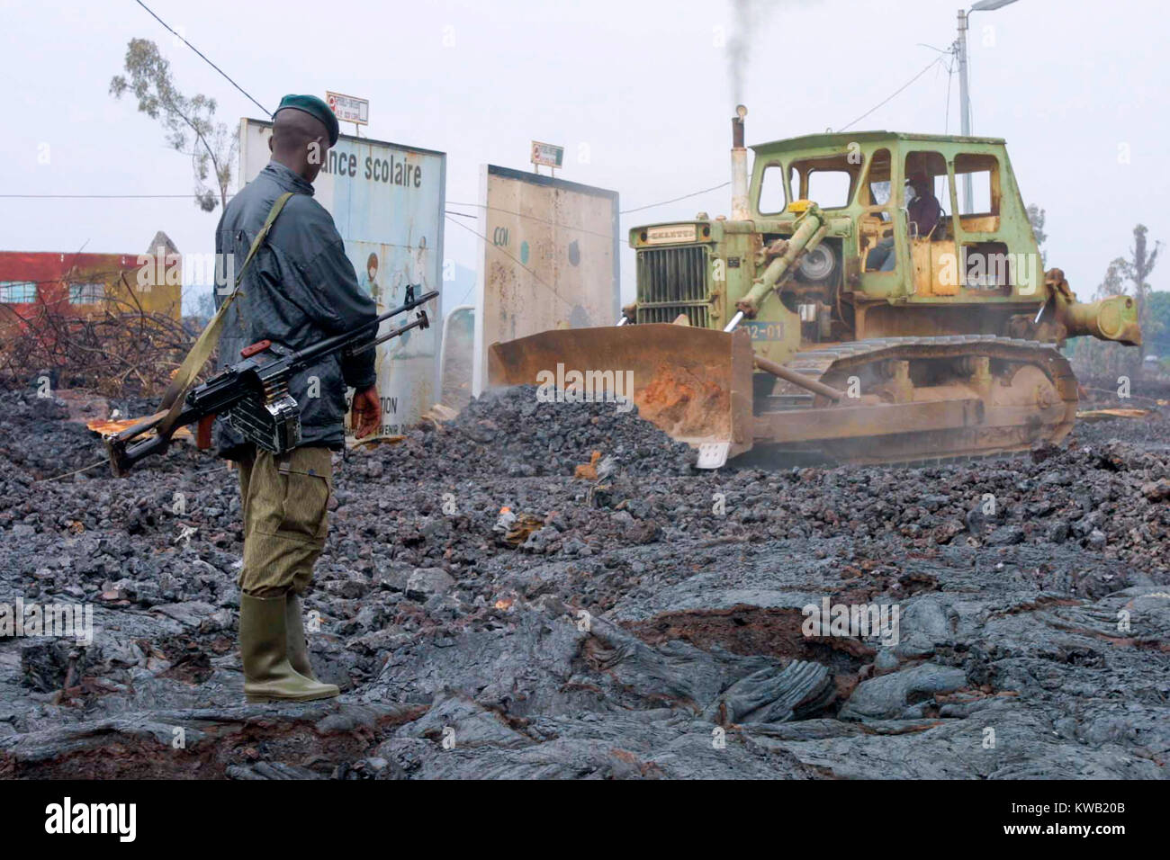 Wenn der Nyriragongo Vulkan auf 18/01/2002 ausbrach, Lava floss in Goma in der Demokratischen Republik Kongo, zerstören ein Drittel der Stadt. Die Stadt Goma Behörden waren schnell bei der Arbeit Nivellierung kalt Lava neu geöffneten Straßen. Stockfoto Wenn der Nyriragongo Vulkan auf 18/01/2002 ausbrach, Lava floss in Goma in der Demokratischen Republik Kongo, zerstören ein Drittel der Stadt. Die Stadt Goma Behörden waren schnell bei der Arbeit Nivellierung kalt Lava neu geöffneten Straßen. Stockfoto