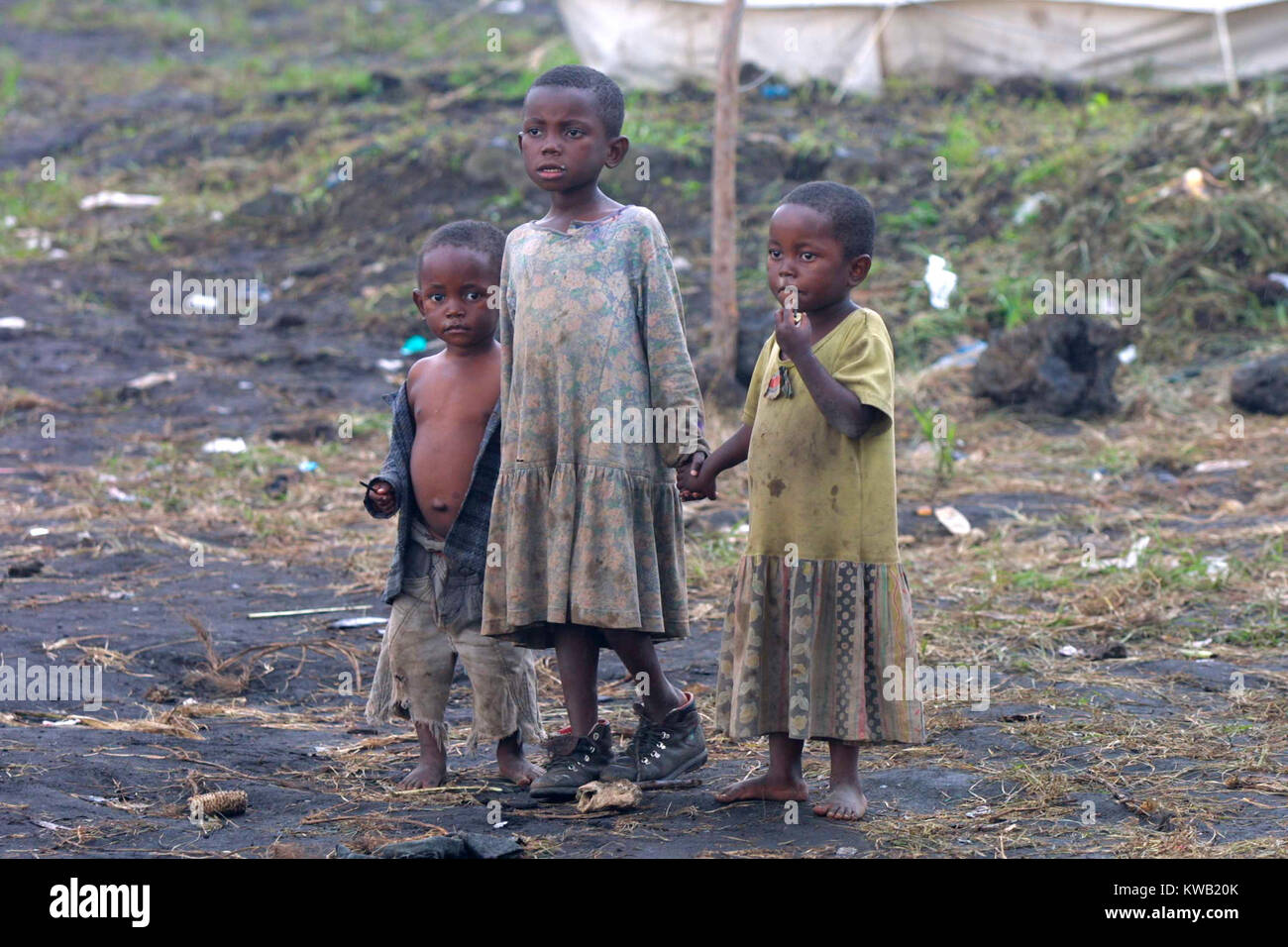 Goma. Dieses Mädchen und ihr Bruder und Schwester am Rande einer Masse warten auf die Verteilung von anderen Hilfsgütern als Nahrungsmitteln. Wenn der Nyriragongo Vulkan am 18 Jan 2002 Lava brach in Goma in der Demokratischen Republik Kongo floss, zerstören ein Drittel der Stadt, viele Familien haben alles verloren. Stockfoto