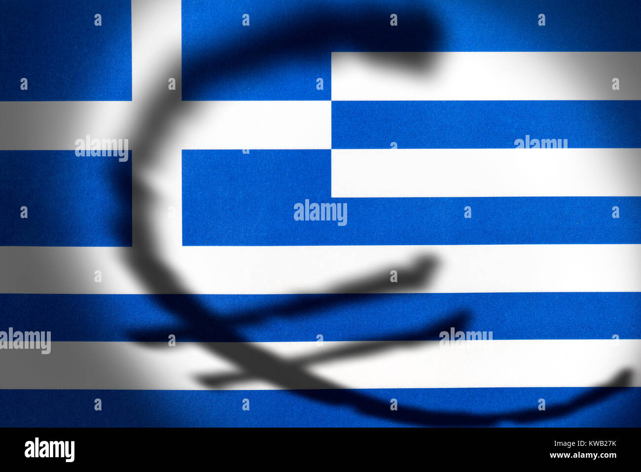 Farbtöne eines eurosign auf einer griechischen Flagge, symbolische Foto eurocrisis, Schatten des Eurozeichens in einer griechischen Fahne, Symbolfoto Eurokrise Stockfoto