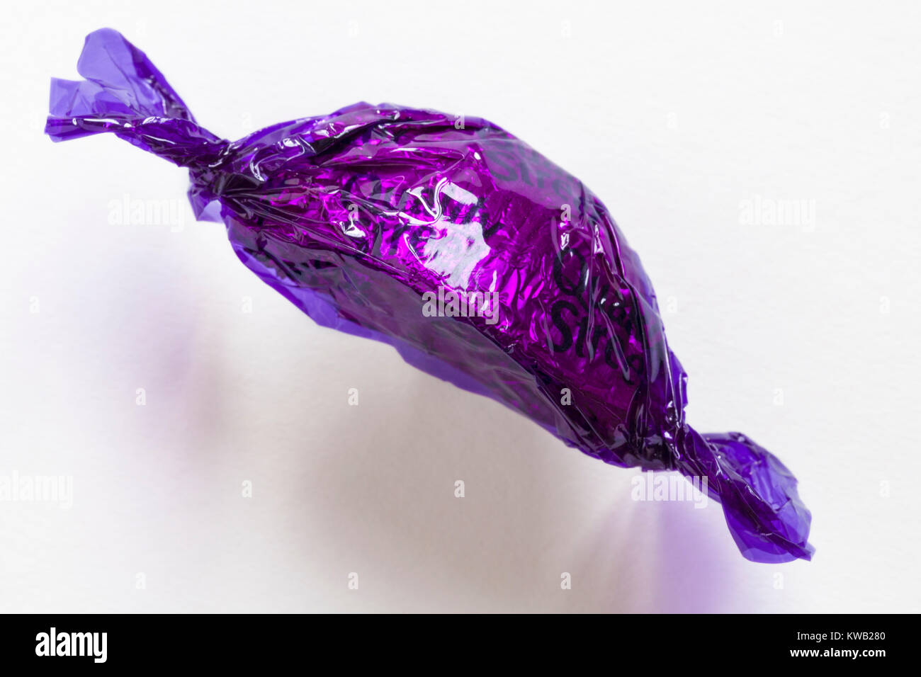 Quality Street Schokolade von Nestle - Die violetten, Haselnuss und Karamel in Milchschokolade auf weißem Hintergrund Stockfoto