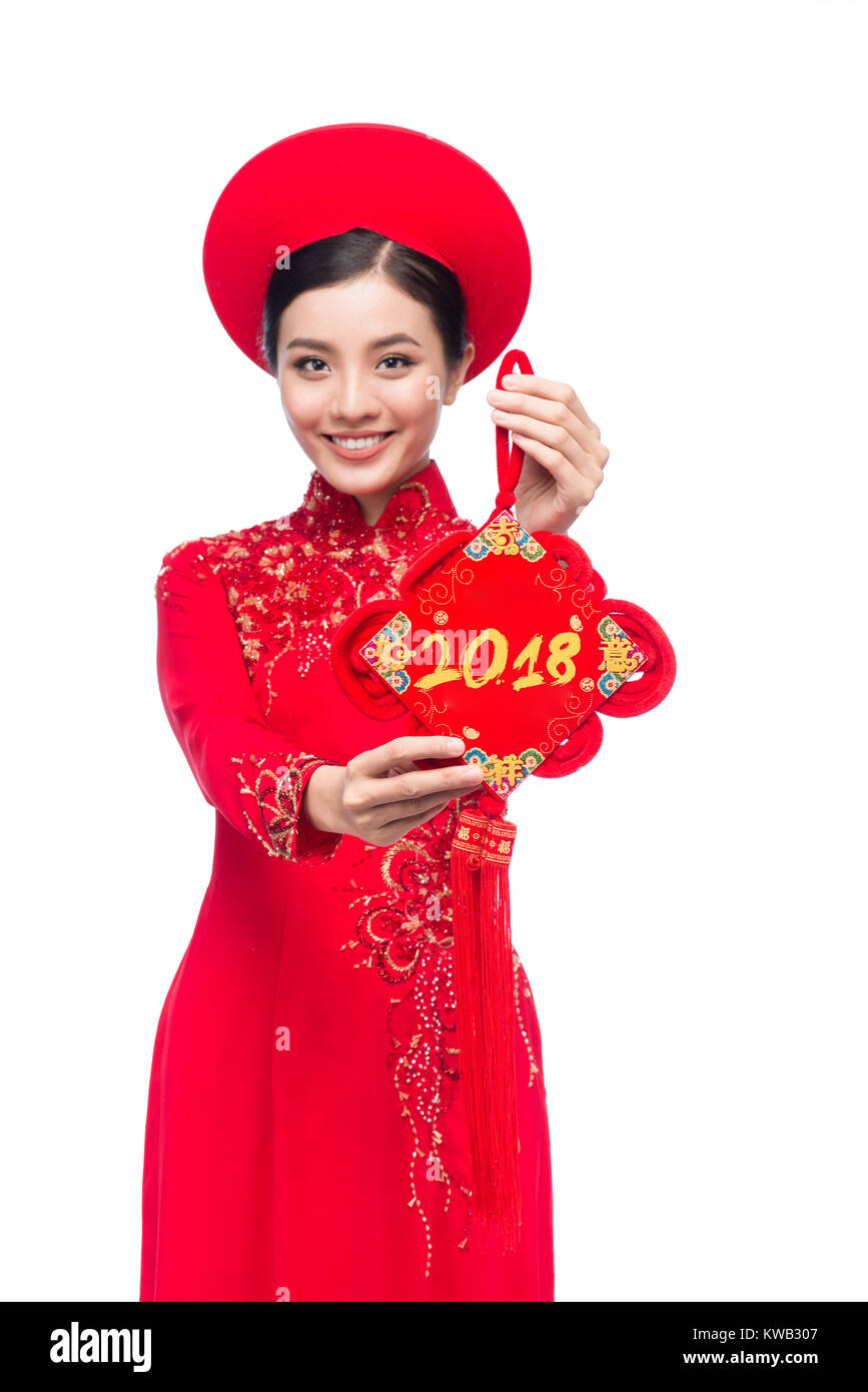 Porträt einer schönen Asiatin auf traditionellen Festival kostüm Ao Dai. Tet Holiday. Neujahrsfest. Text bedeutet Glück. Stockfoto