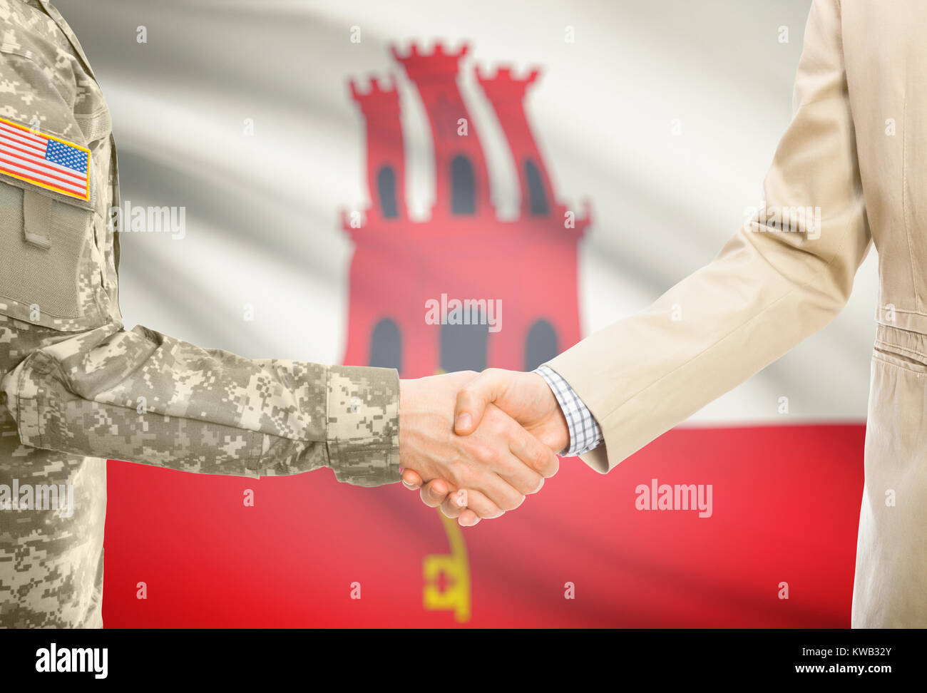 Amerikanischer Soldat in Uniform und Zivil Mann in Anzug Händeschütteln mit angemessene nationale Flagge auf Hintergrund - Gibraltar Stockfoto