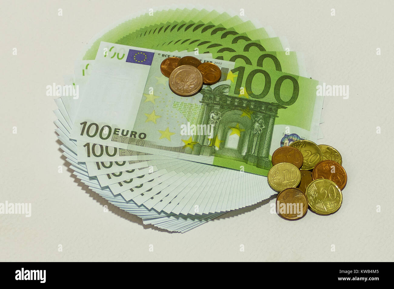 Geldscheine im Wert von 100 Euro, in der richtigen Kreis und Cent aufgeführt Stockfoto