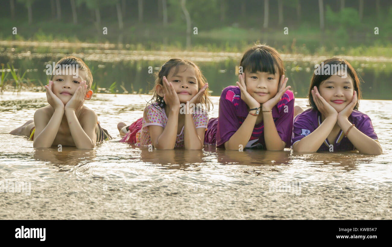 Rest Gruppe von asiatischen Kinder auf Kinn in Wasser Stockfoto