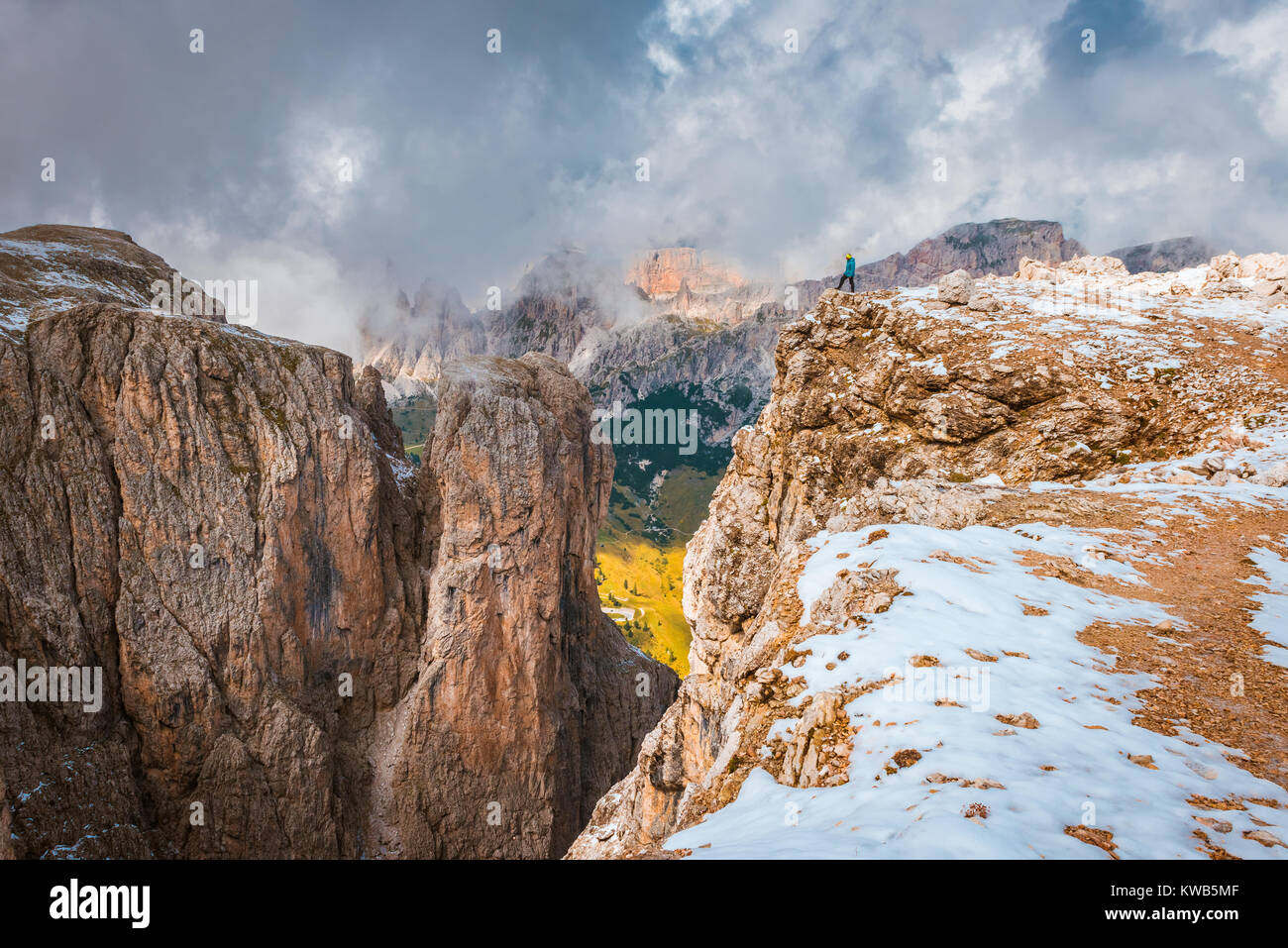 Frau an der Spitze rock Dolomiten Sella Ronda Stockfoto