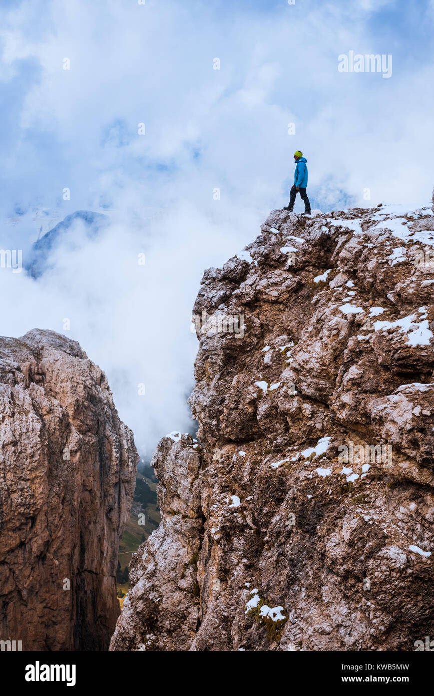 Frau an der Spitze rock Dolomiten Sella Ronda Stockfoto