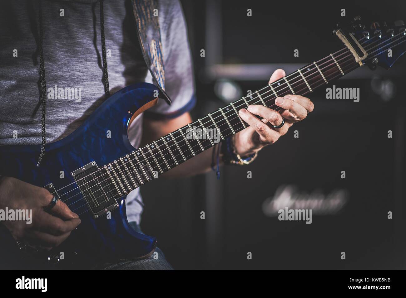 Kaukasische E-Gitarristen. Guitar Player closeup Foto. Instrumental Musik Performance. Stockfoto