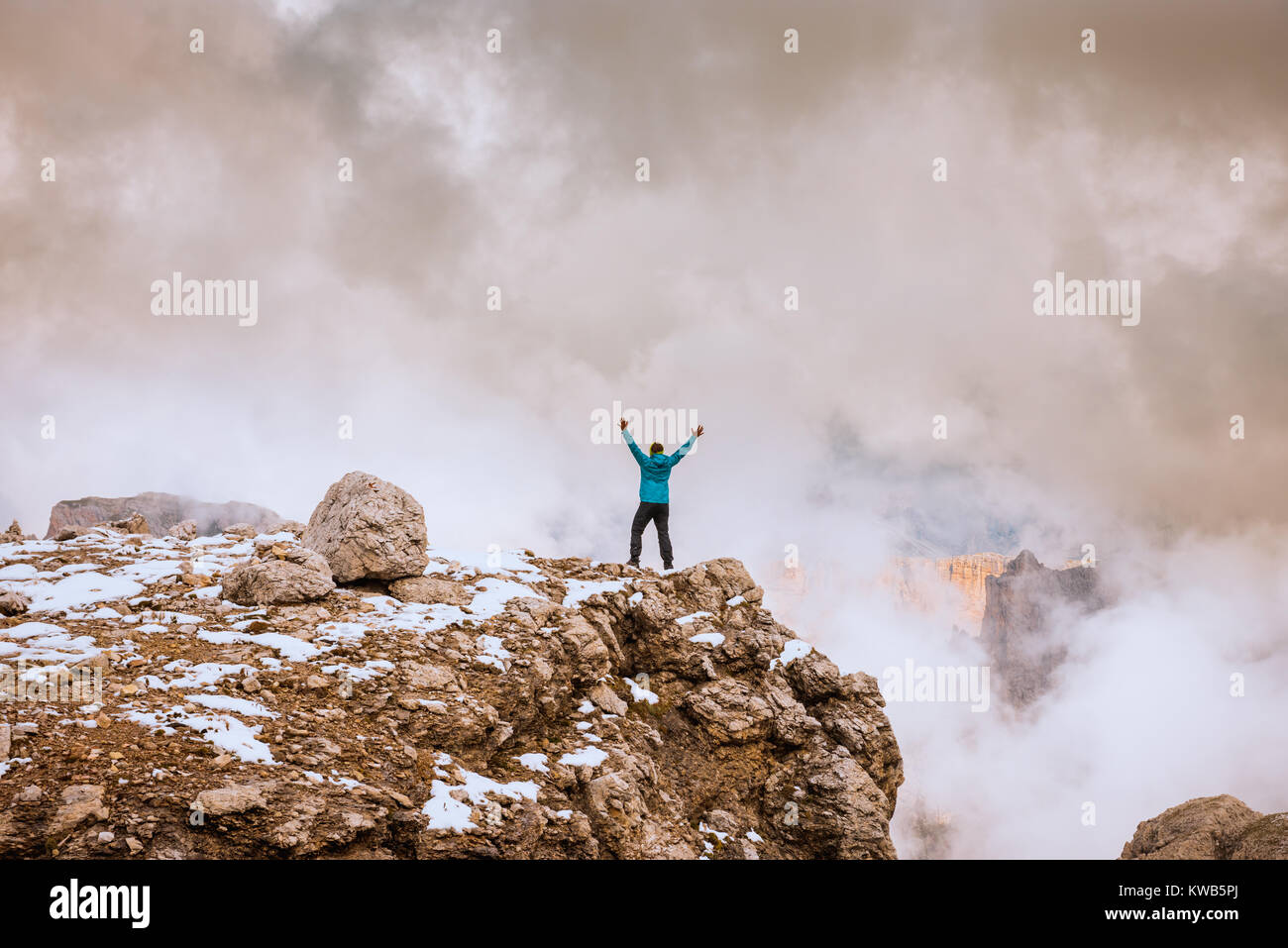 Frau an der Spitze rock Dolomiten Sella Ronda Stockfoto