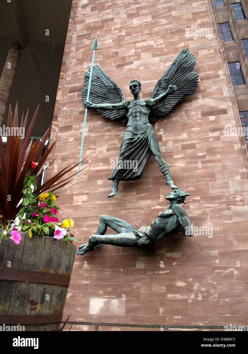 St Michael's Sieg über den Teufel, die Skulptur von Sir Jacob Epstein in St. Michael an der Coventry Cathedral, Englandt Kathedrale von Coventry, Coventry, West Stockfoto