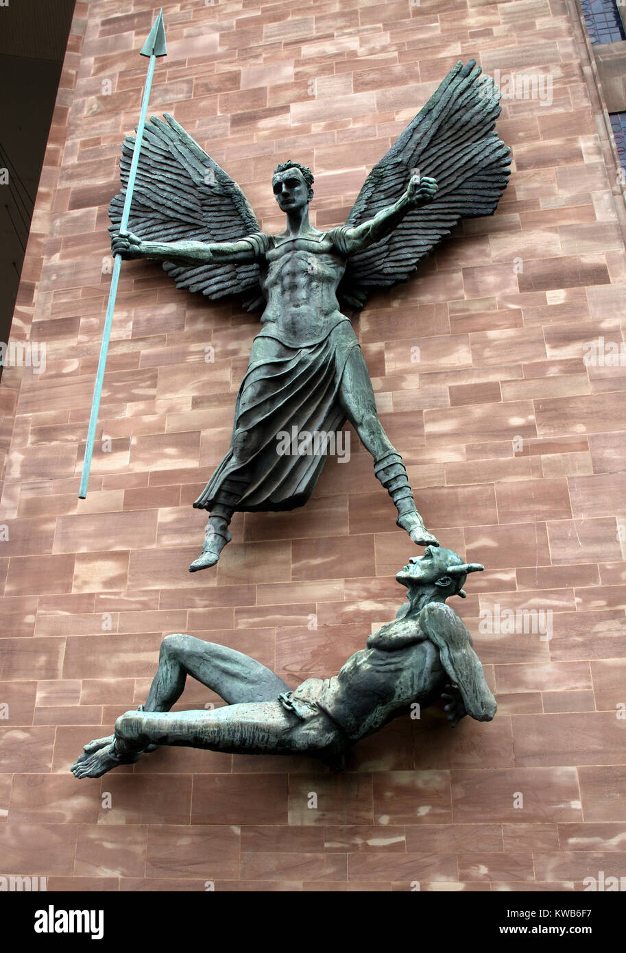St Michael's Sieg über den Teufel, die Skulptur von Sir Jacob Epstein in St. Michael an der Coventry Cathedral, Englandt Kathedrale von Coventry, Coventry, West Stockfoto