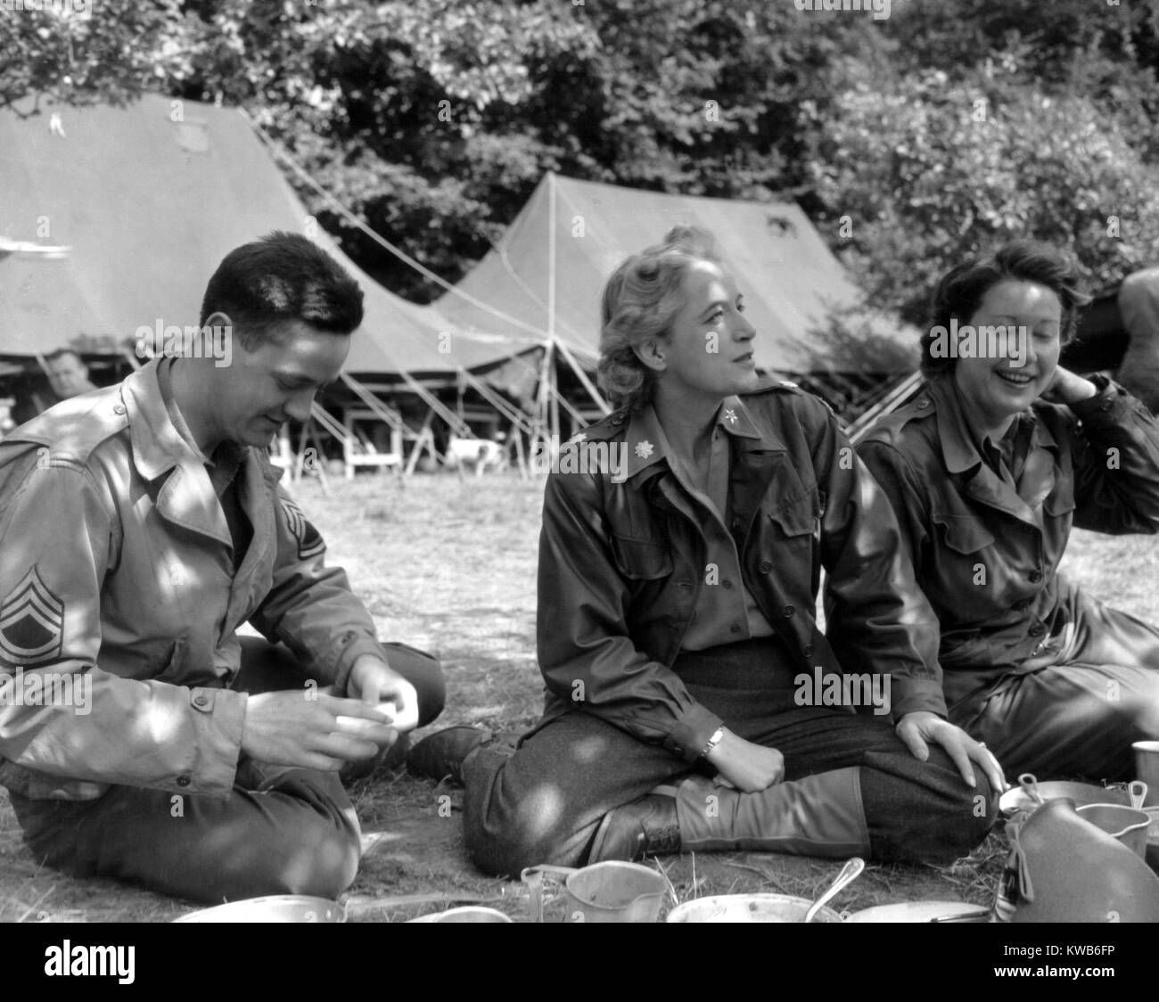 Oberstleutnant Anna Walker 'Tony' Wilson, WAC Personal Direktor, Europäische Theater (Mitte). Sie Lunchpakete, die auf einem Feld in Frankreich Am 1. August 1944. Weltkrieg 2. (BSLOC 2014 8 140) Stockfoto