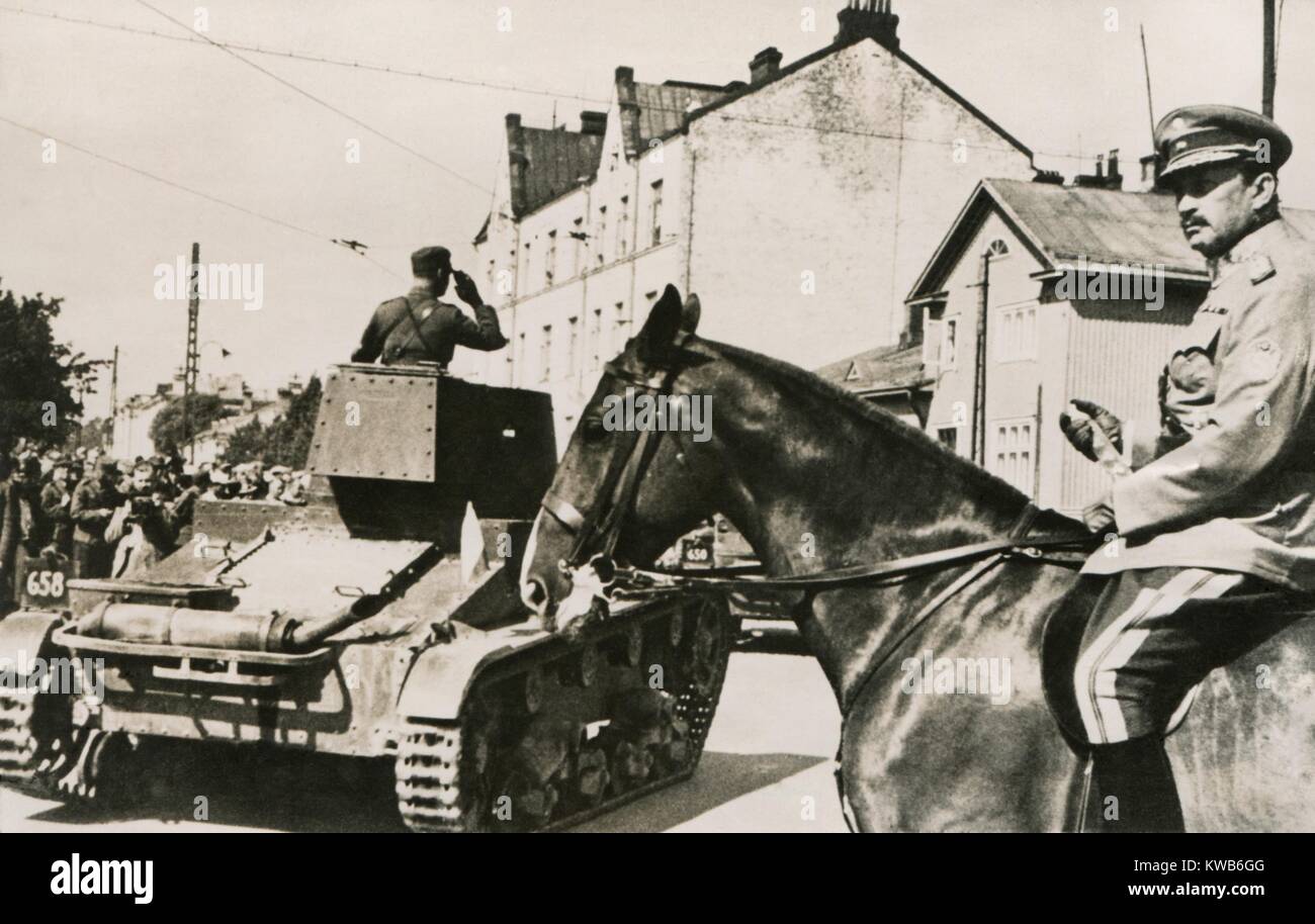 Marschall Mannerheim, Befehlshaber der finnischen Armee Bewertungen einer Militärparade im Dez. 1939. Im Winter Krieg mit der Sowjetunion (Russland). Weltkrieg 2. (BSLOC 2014 8 150) Stockfoto