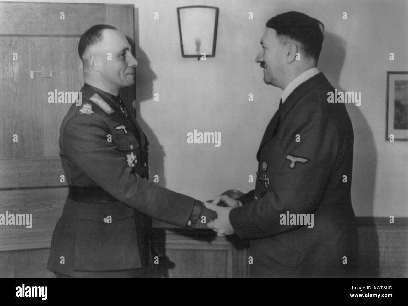 Adolf Hitler, Hände schütteln mit General Erwin Rommel, März 1943. Am 9. März 1943, als Rommel links Nordafrikanischen kämpfen aus Gründen der Gesundheit, der Deutschen Armeen waren am Rande der Niederlage durch die alliierten Streitkräfte in Tunesien. Weltkrieg 2. (BSLOC 2014 8 160) Stockfoto