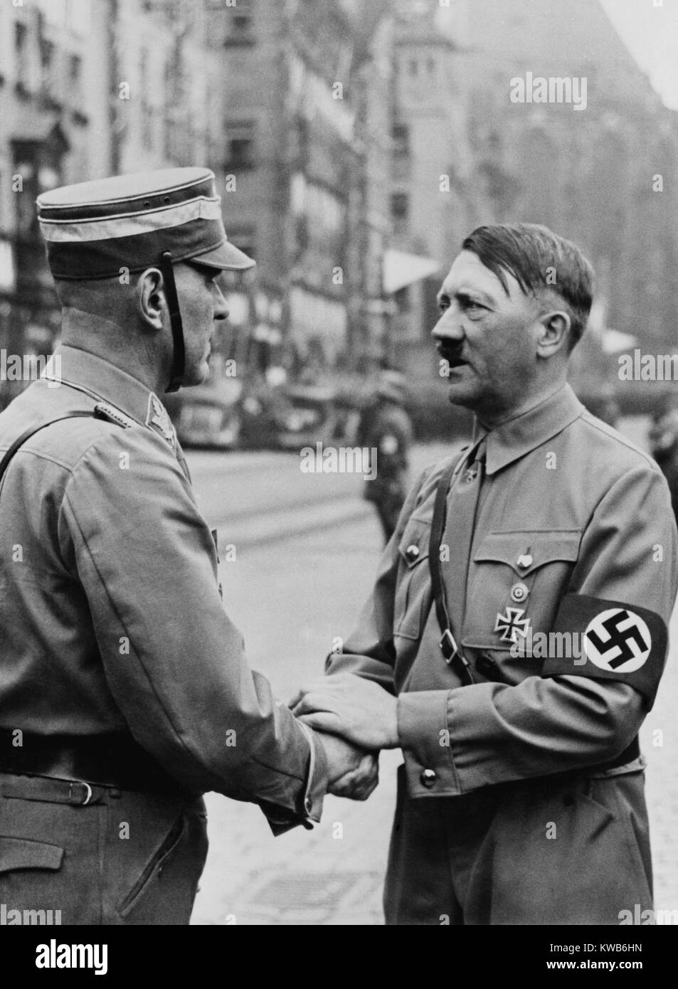 Bundeskanzlerin, Adolf Hitler, Händeschütteln mit einem Brownshirt am Tag der Nazi-Partei. Nürnberg, 1937. (BSLOC 2014 8 166) Stockfoto