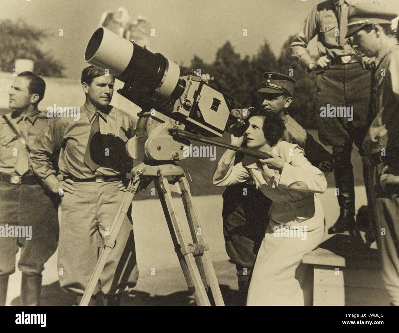 Leni Riefenstahl auf der Suche durch eine große Kamera mit Kameramann Sepp Allgeier. Sie sind Dreharbeiten 'Triumph des Willens' während der NS-Parteitag 1934 in Nürnberg, Sept. 5-8, 1934. (BSLOC 2014 8 176) Stockfoto