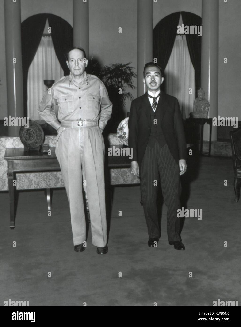 Kapitän Gaetano faillace's Foto eines dominatingly hoch MacArthur neben kleineren japanischen Kaiser. Das Bild verletzt die Konvention, dass Hirohito sollten immer die wichtigste Person im Bild sein. MacArthur steht in entspannter Körperhaltung in seinen informellen einheitliche während Hirohito in formalen diplomatischen Kleid ist. Amerikanische Botschaft, Tokio, Japan. Sept. 27, 1945. (BSLOC 2014 8 204) Stockfoto