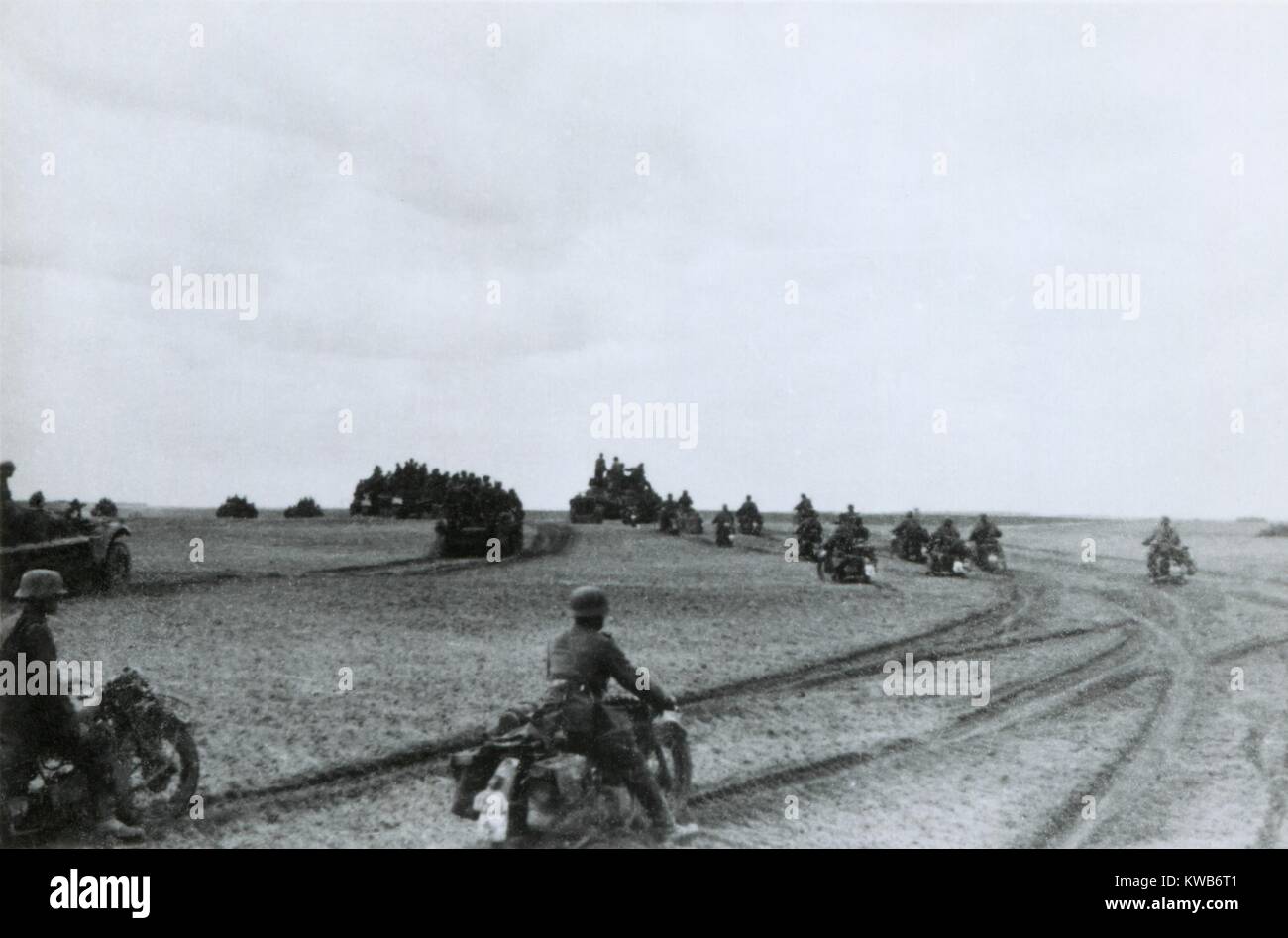 Motorrad Invasion deutscher Truppen im Sommer 1941. Ns-Bildunterschrift erkennt diese als die Schlacht von Glosoff, Sowjetunion (Russland), die während des Zweiten Weltkrieges 2. (BSLOC 2014 8 4) Stockfoto