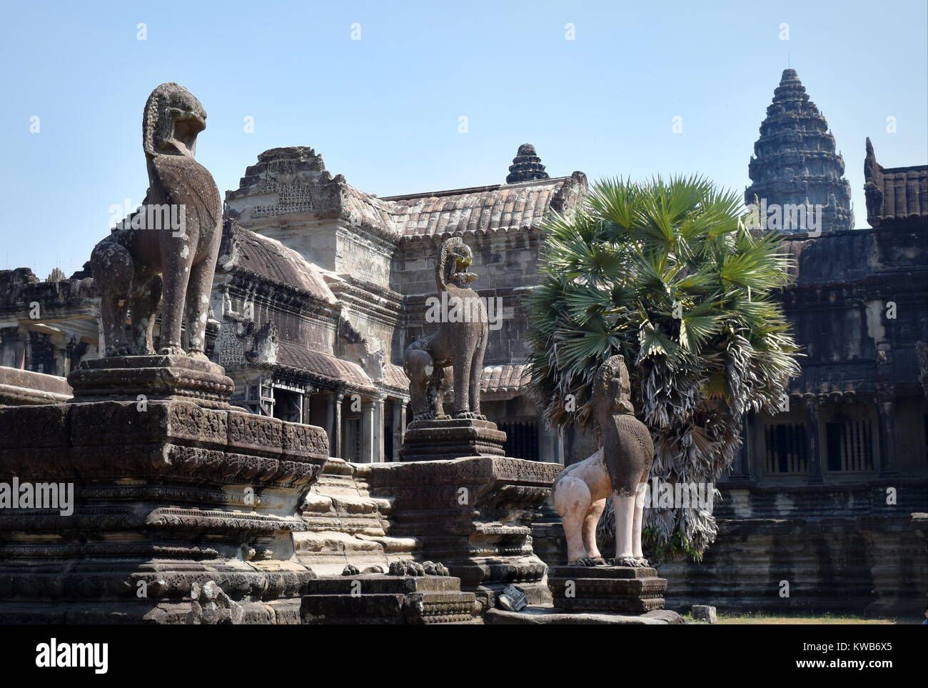 Geheimnisvolle Statuen von Eingang zum alten steinernen Tempel Angkor Wat in Kambodscha Stockfoto