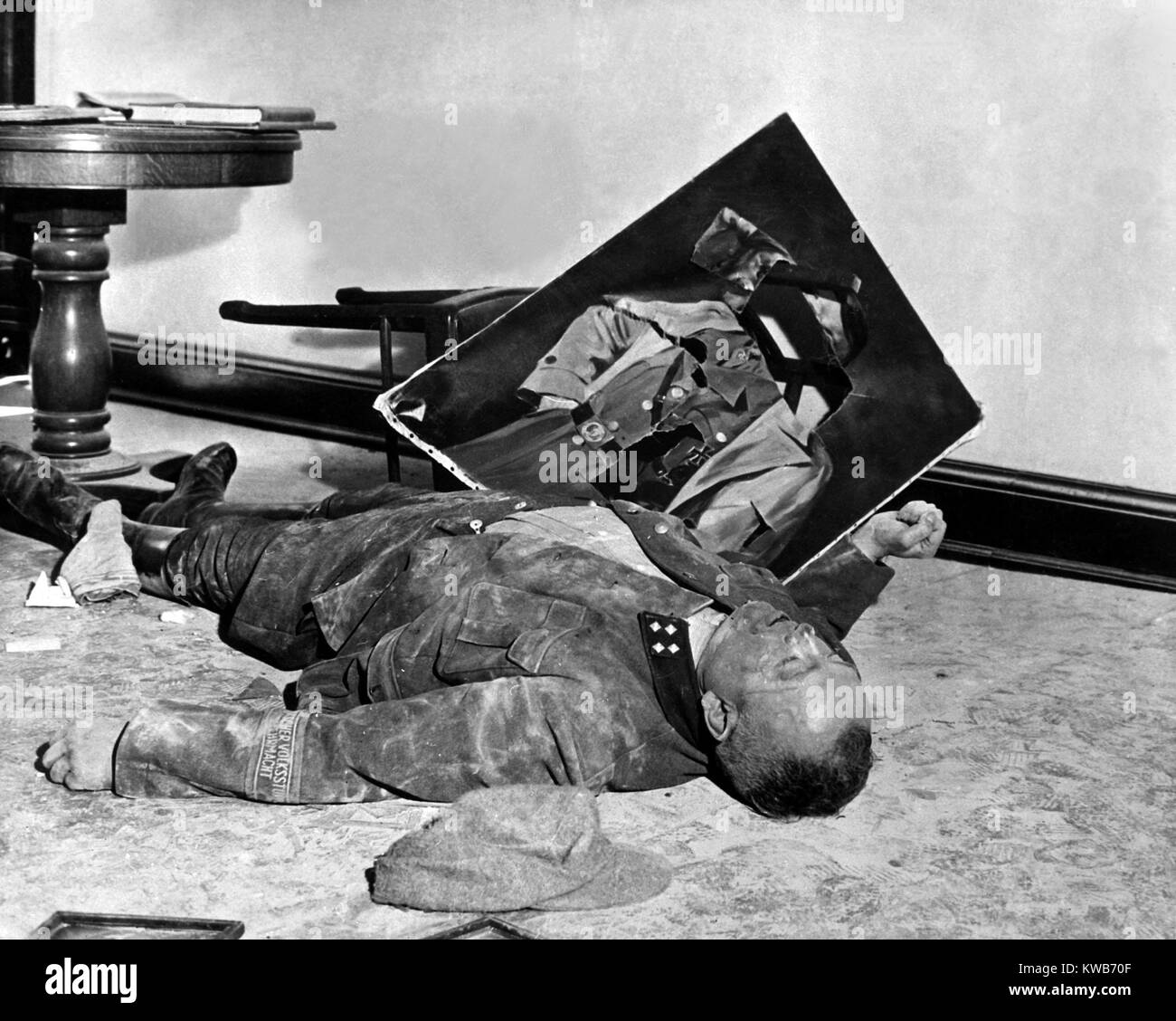 Ein toter Volksstrum allgemeine liegt auf dem Boden der Stadt Halle mit einer aufgerissenen Portrait von Hitler. Er beging Selbstmord, als US-Armee Besetzung von Leipzig, Deutschland. April 19, 1945. Weltkrieg 2. (BSLOC 2014 8 90) Stockfoto