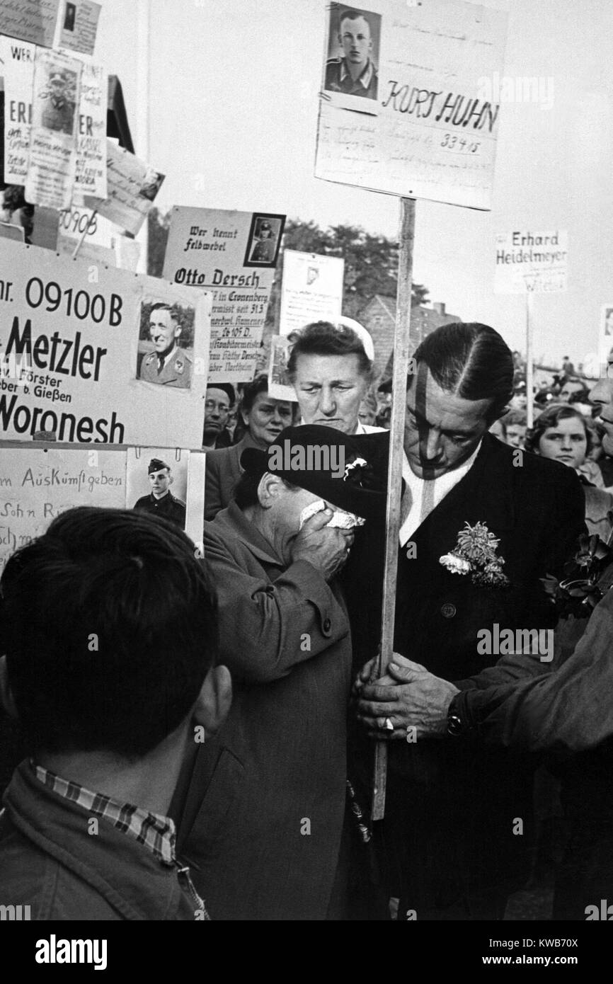 1955, 15.000 deutschen POW's endgültig durch die Sowjetunion (Russland) freigegeben wurden. POW Rückkehr in West Deutschland anerkannt ein Mann in ein Foto von einer älteren Frauen gehalten wird. Er informierte die Mutter des Mannes, daß ihr Sohn tot war. Weltkrieg 2. (BSLOC 2014 8 96) Stockfoto