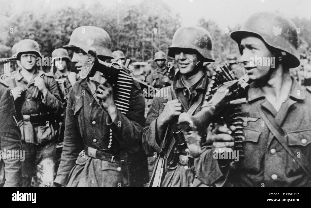 Deutsche Soldaten auf dem Weg zu einer neuen Aufgabe nach einer dreitägigen Schlacht 1944. Dem 2. Weltkrieg. (BSLOC 2014 8 98) Stockfoto