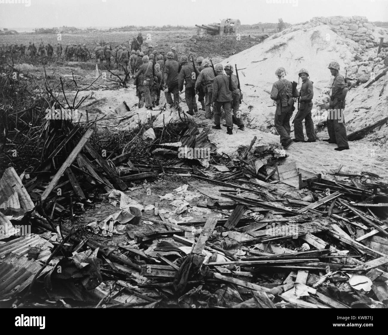 Nach dem ersten Angriff gelöscht der japanischen Soldaten von den Stränden, U.S. Marines voraus ins Landesinnere. Roi-Namur Insel Kwajalein-atoll. Feb 1-3, 1944. Weltkrieg 2. (BSLOC 2014 10 100) Stockfoto