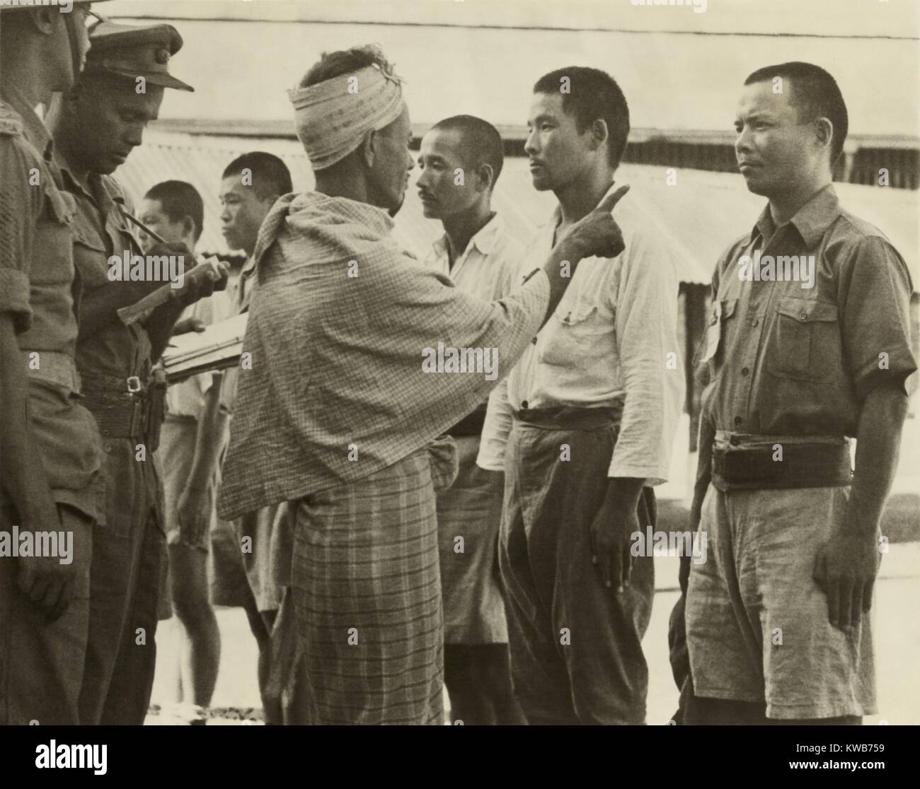 Vorwurf eines Burmesischen zivile aus Kalagon, wo japanische Truppen 637 Dorfbewohner niedergemetzelt. Der 7. Juli 1945 Atrocity von der japanischen kaiserlichen Armee Kempeitai, militärischen oder polizeilichen war Vergeltung für das Dorf Unterstützung der Alliierten Spezialeinheiten in der Gegend. Der 350 beteiligten Kempeitai, 14 wurden als Kriegsverbrecher in Rangun, Birma, im März 1946 versuchte. Weltkrieg 2. (BSLOC 2014 10 129) Stockfoto