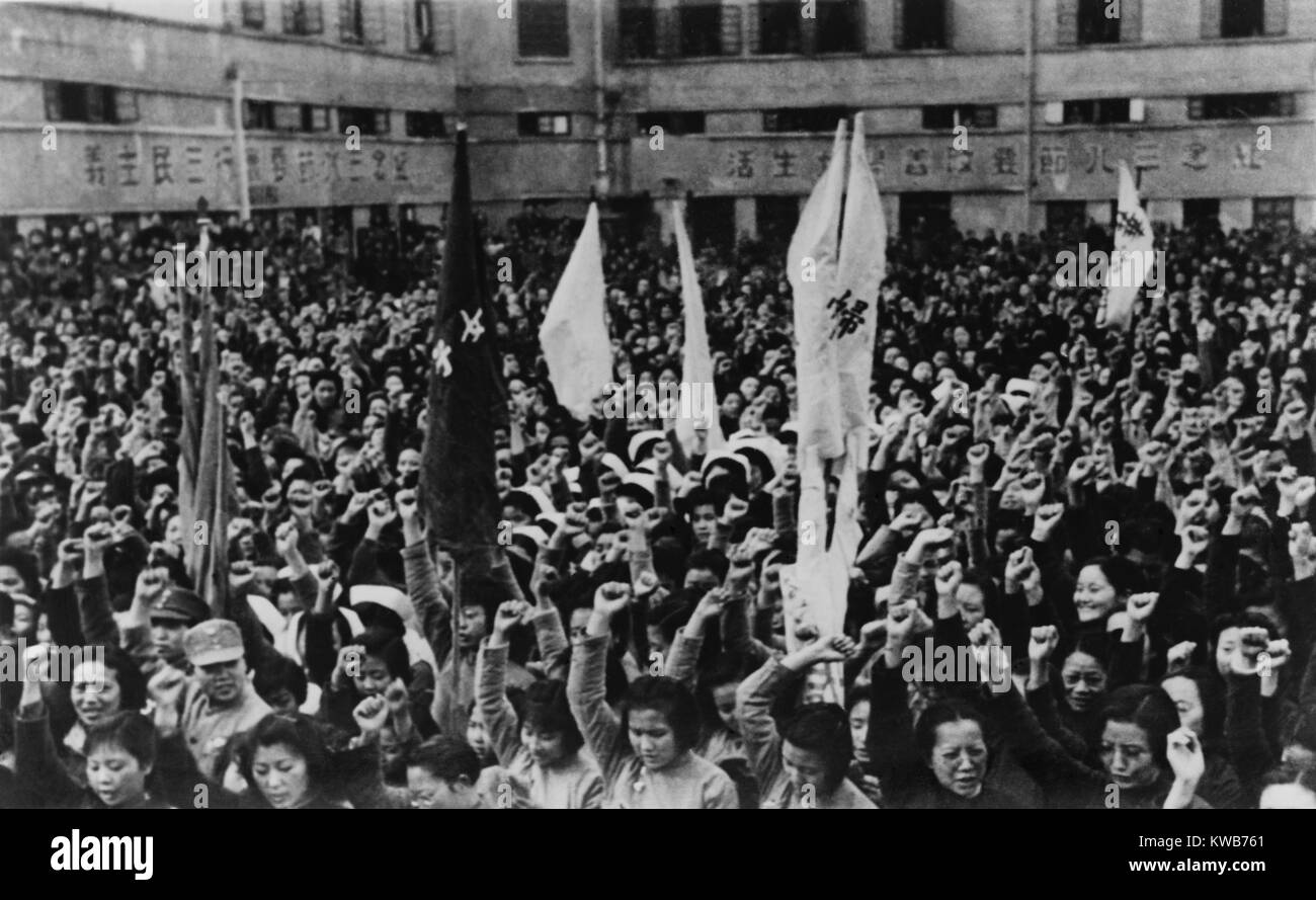 Chinesische Frauen jubeln Madame Chiang Kai Shek's Rede beim Tag der Frauen feiern. Chongqing (chungking), China, Juni 1942. Zweiten Japanisch-Chinesischen Krieg/Welt Krieg 2. (BSLOC 2014 10 134) Stockfoto