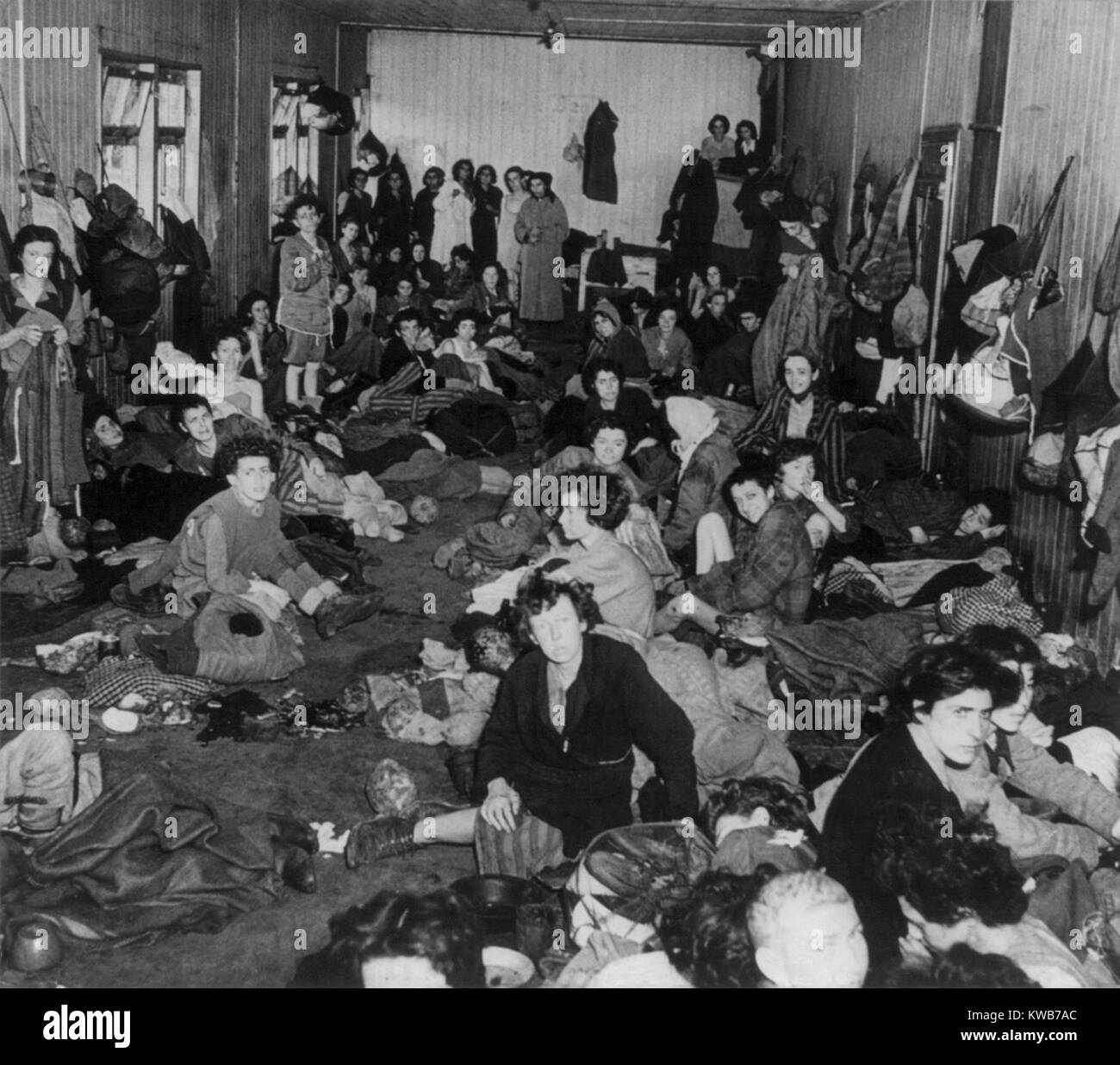 Frauen und Kinder in einer Menschenmenge Hütte 1943 Konzentrationslager Bergen-Belsen. Es war ein 'exchange Camp", wo jüdische Geiseln gehalten für deutsche Kriegsgefangene oder Bargeld zu tauschen. Foto wurde nach der Befreiung des Lagers durch britische und kanadische Truppen am 15. April 1945 berücksichtigt. Weltkrieg 2. (BSLOC 2014 10 176) Stockfoto