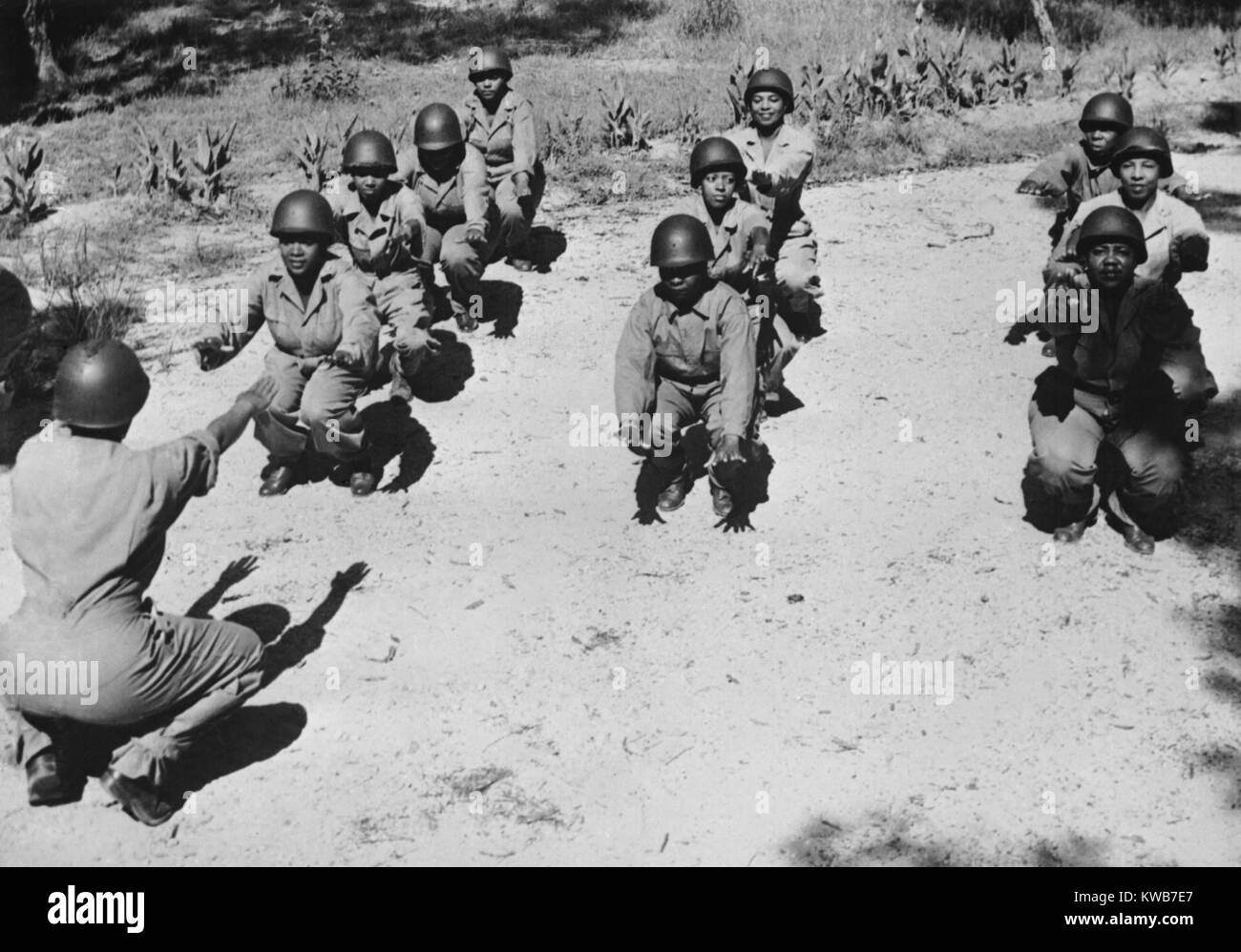 African American Women's Army Corps Krankenschwestern in einem frühen Morgen Training. Die zweite leutnants sind in Australien, bald zu Allied Krankenhäuser im südwestlichen Pazifik Krieg Zone zugeordnet werden. Feb.1944. Weltkrieg 2. (BSLOC 2014 10 198) Stockfoto