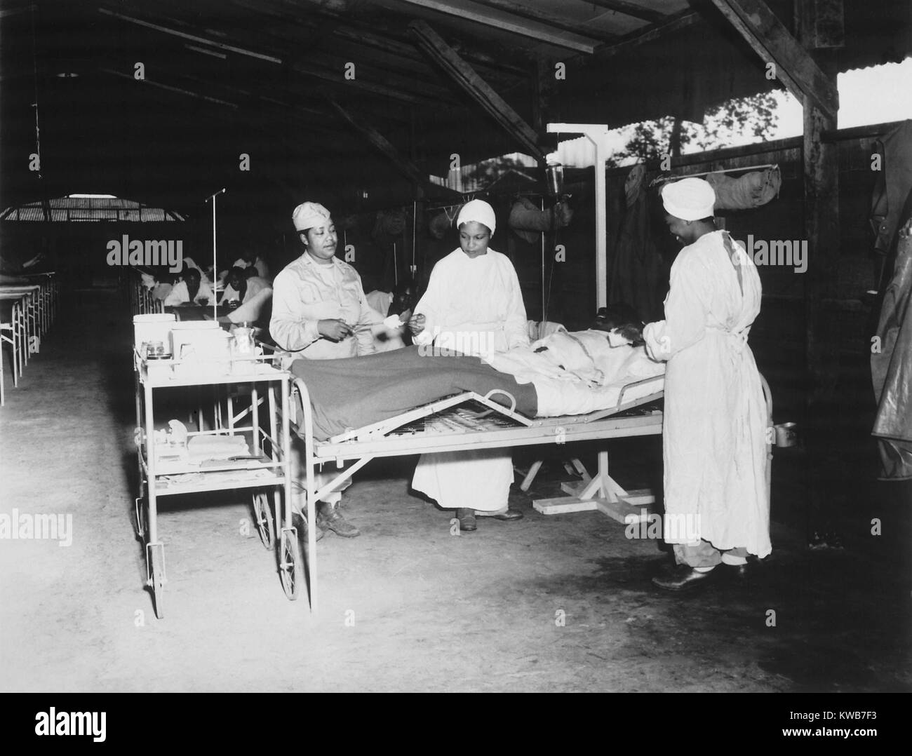 African American Army Krankenschwestern in der chirurgischen Abteilung am Milne Bay, Neu-Guinea, während des 2. Weltkrieges. 22. Juni 1944. (BSLOC 2014 10 202) Stockfoto