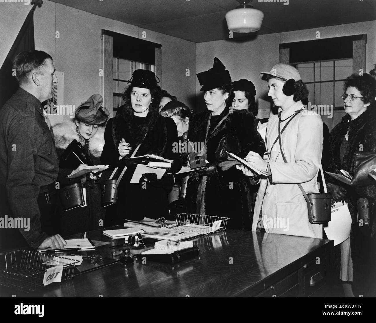 Journalistinnen Notizen in der Begegnung mit Brigadier General John Dahlquist, an Ft. Meade. Job Möglichkeiten eröffnet, die Frauen in vielen Bereichen während des Zweiten Weltkrieges 2. 1942. (BSLOC 2014 10 224) Stockfoto