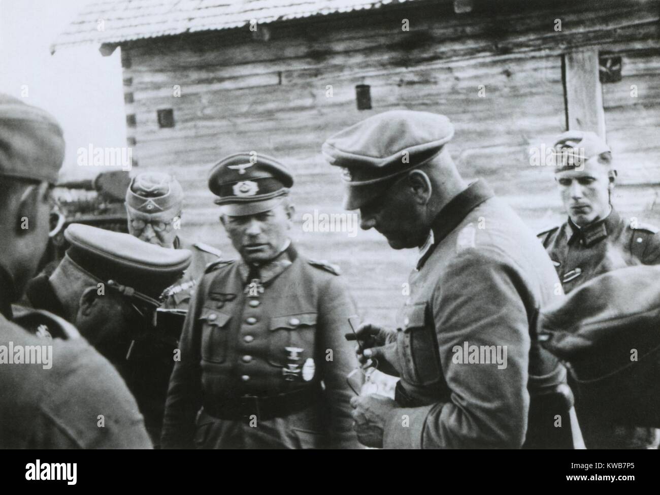 Deutsche General Heinz Guderian am Hauptsitz in Tolotschin, Sowjetunion (Russland). Er der Deutschen Armeen während der Invasion 1941 von Russland geboten und war in den Schlachten von Kiew und Moskau beteiligt. Weltkrieg 2. (BSLOC 2014 8 163) Stockfoto