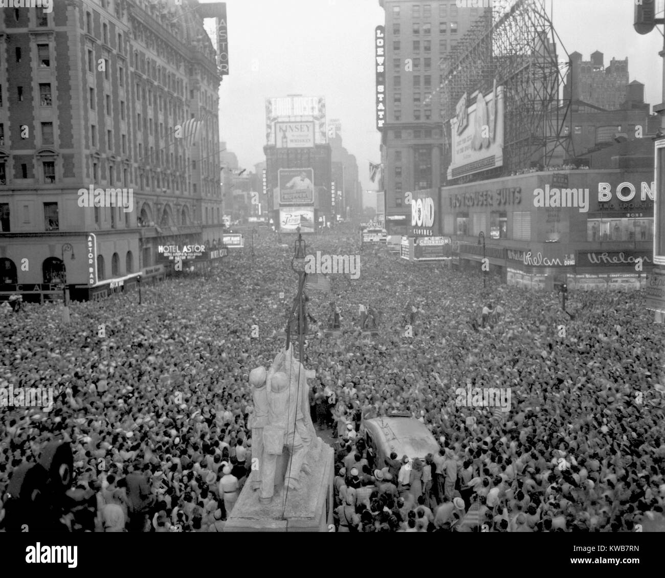 Massive Menge versammelt auf dem Times Square, 15. August 1945 die Kapitulation Japans, zu feiern. Dem 2. Weltkrieg. (BSLOC_2014_10_265) Stockfoto